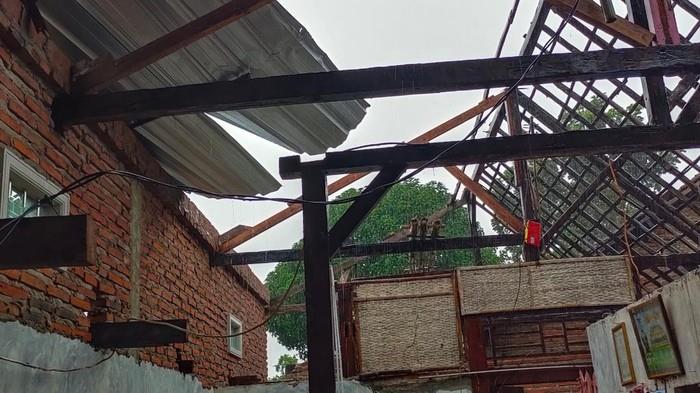 印尼坤甸突遭龙卷风袭击 数间民房被掀顶