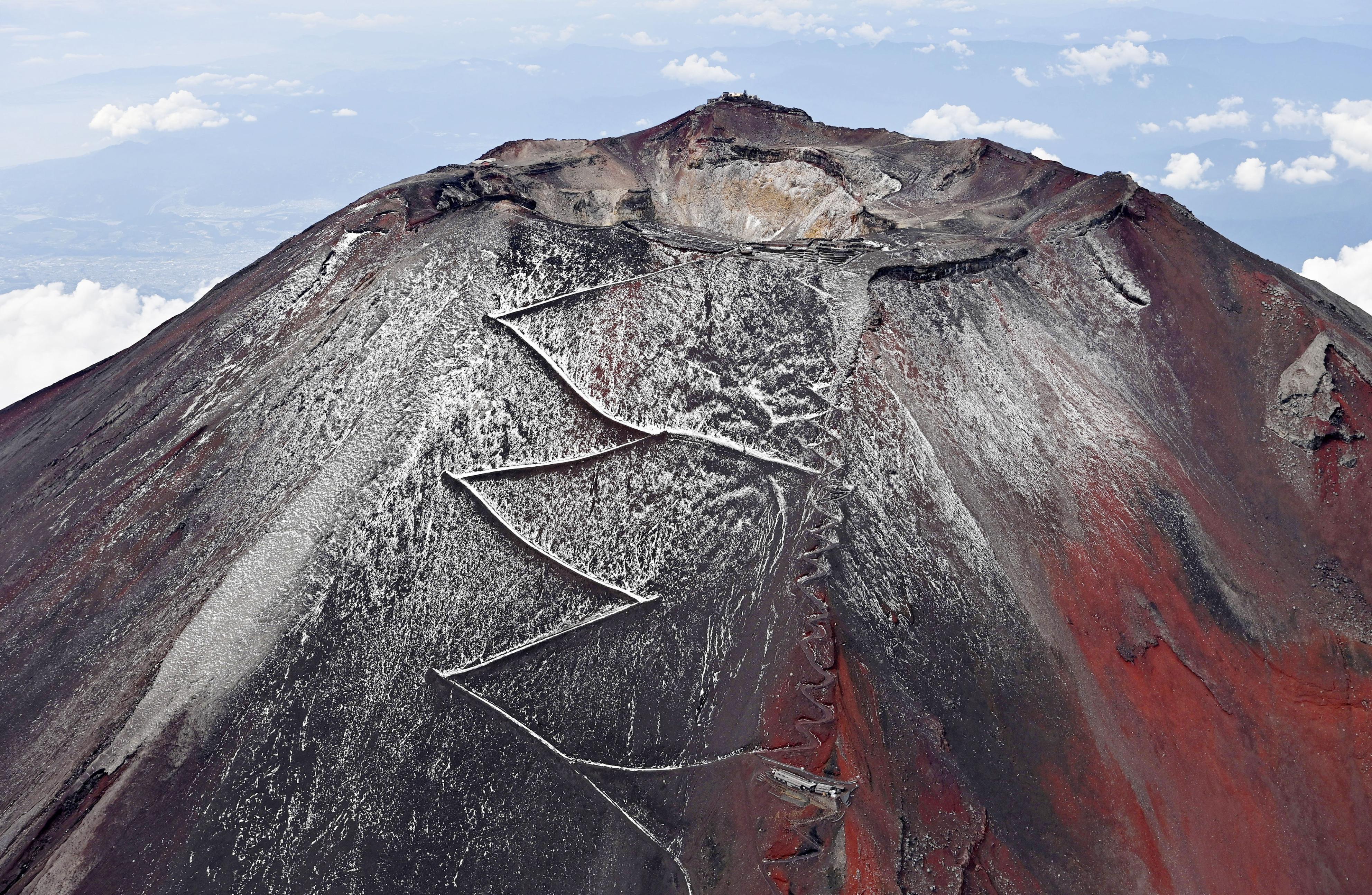 日本富士山喷火口增加近6倍 专家称随时都有喷发可能