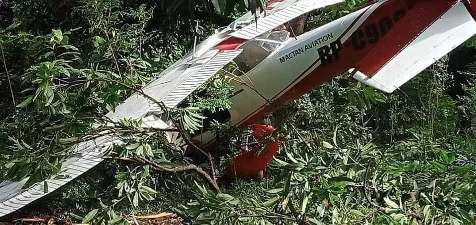 菲律宾一架轻型飞机坠毁 机上两人安全获救