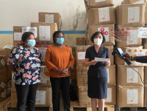 中国向圣多美和普林西比提供健康卫生物资项目交接仪式举行
