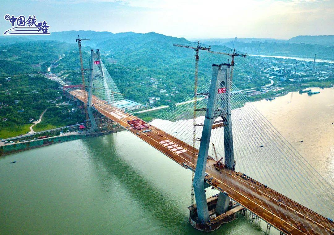 世界首座高铁、公路平层并行大桥，顺利合龙！