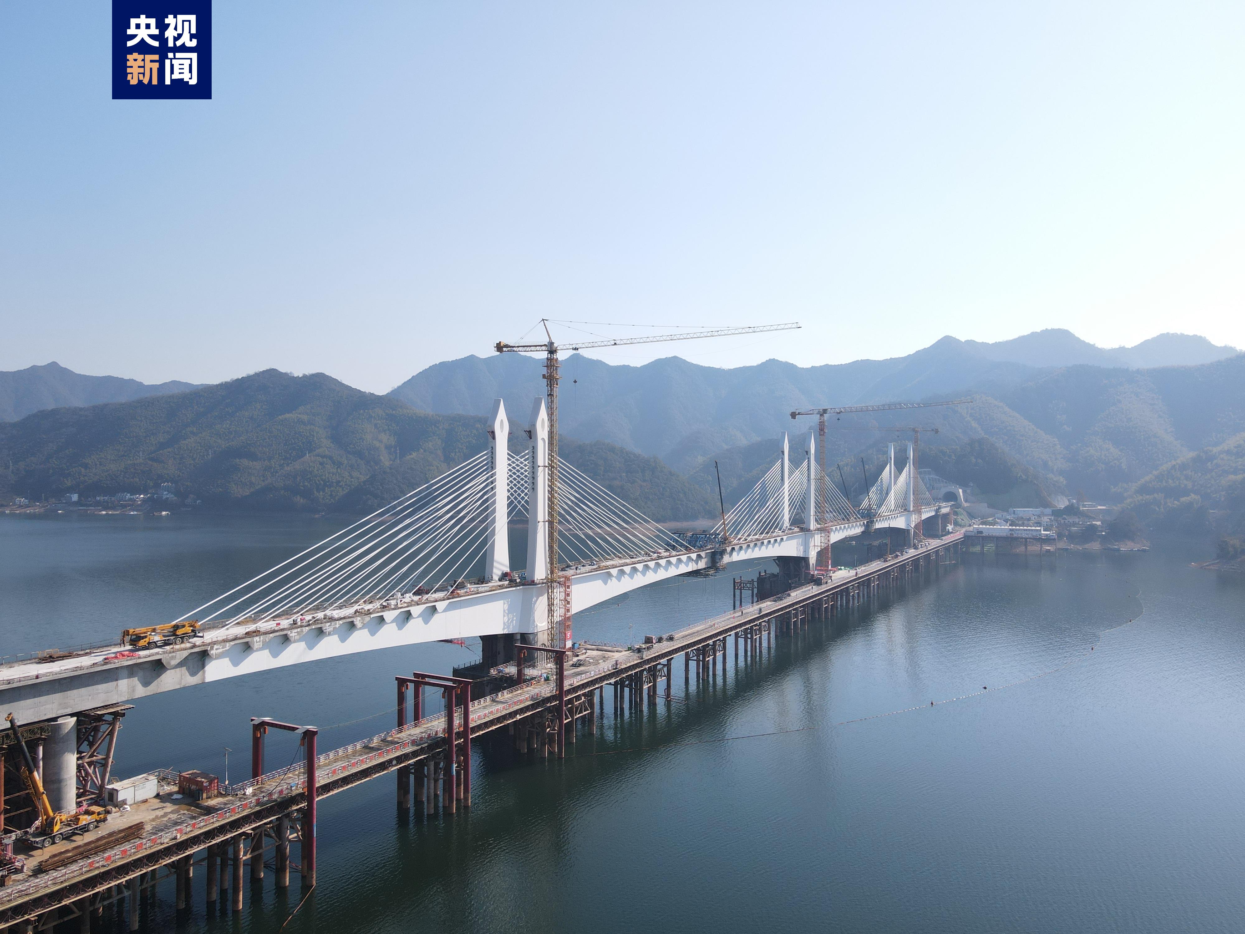 池黄高铁太平湖特大桥今天顺利合龙