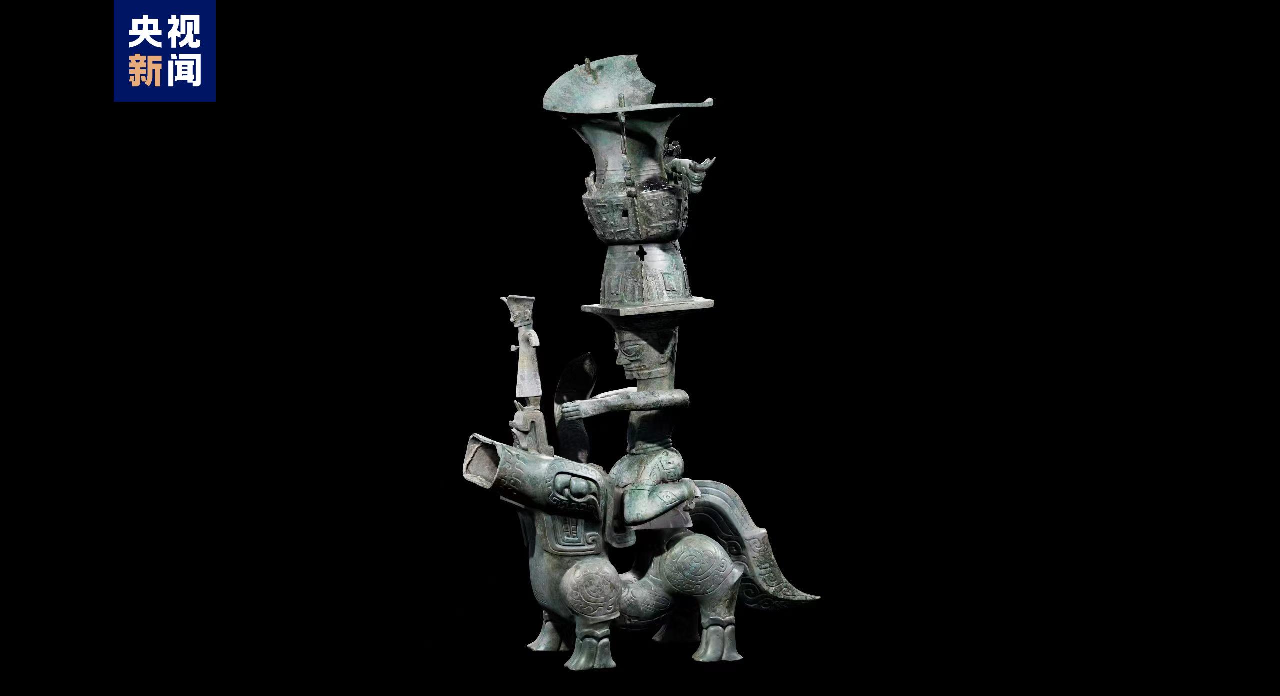 三星堆顶尊跪坐人像和青铜神兽的三维模型拼接成功