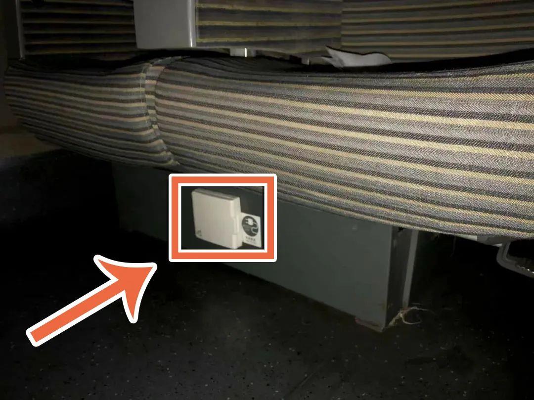 25g型普速列车25g型普速列车的充电接口分布在软卧车厢和硬卧车厢软卧