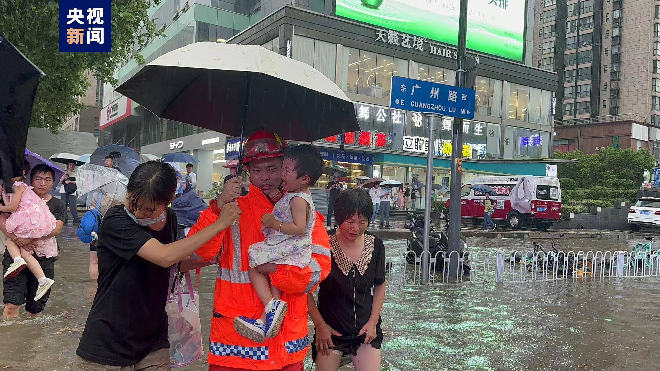 暴雨致南京多地积水 部分地区降雨量超100毫米