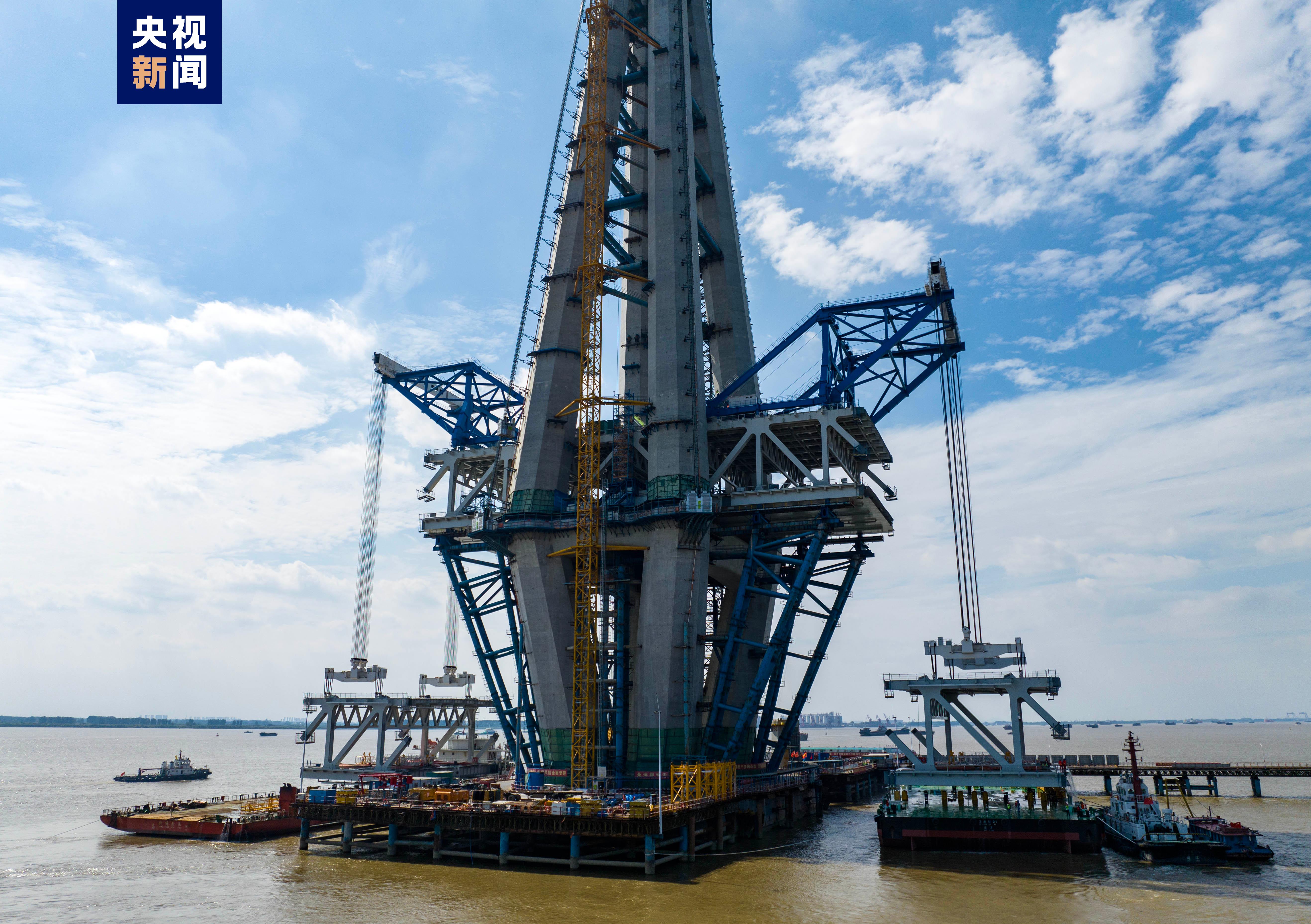 常泰长江大桥：国内最大双主桁桥面吊机完成荷载试验