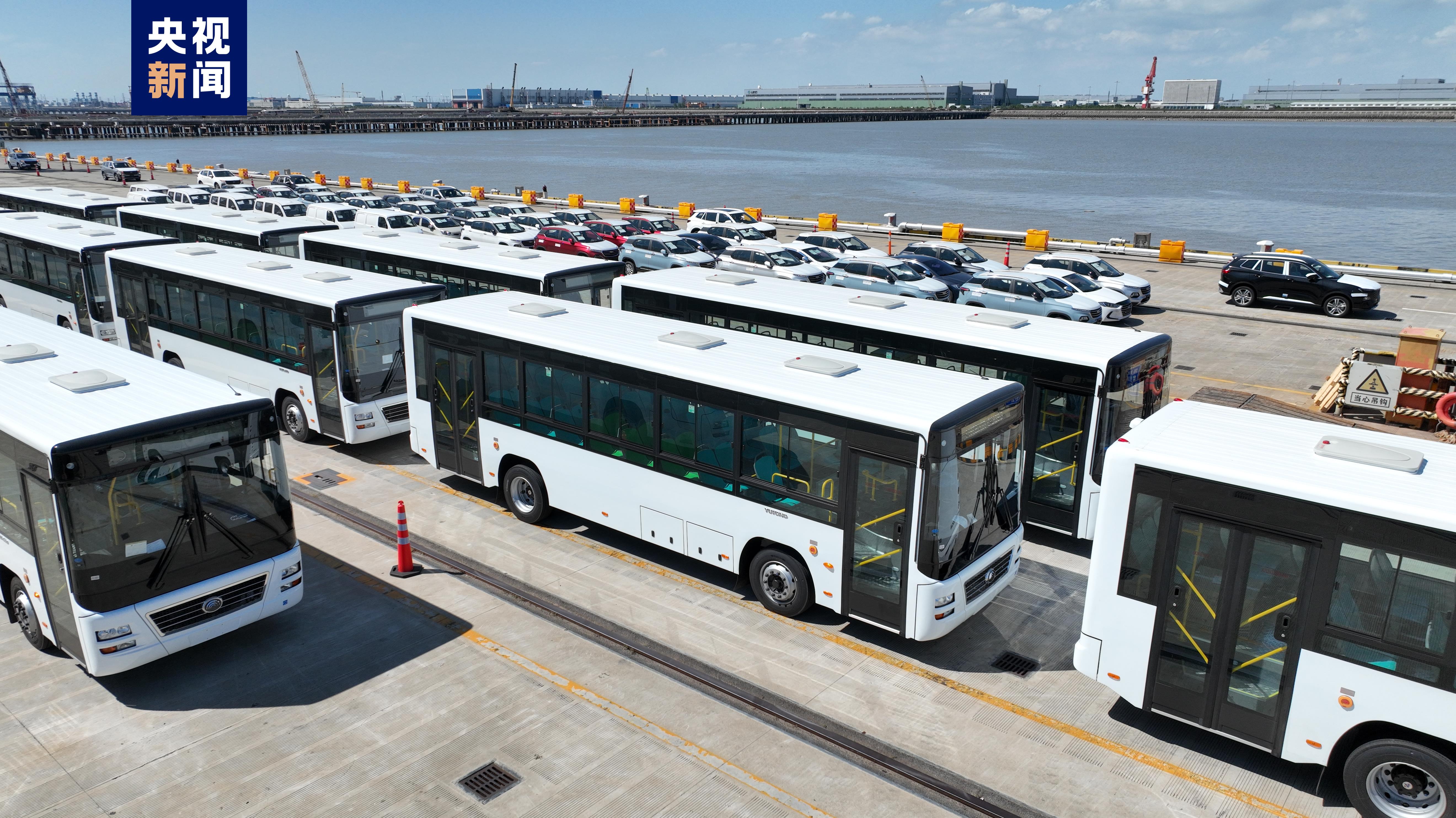 250辆国产大巴装船出口 上海南港码头汽车出口覆盖更多车型