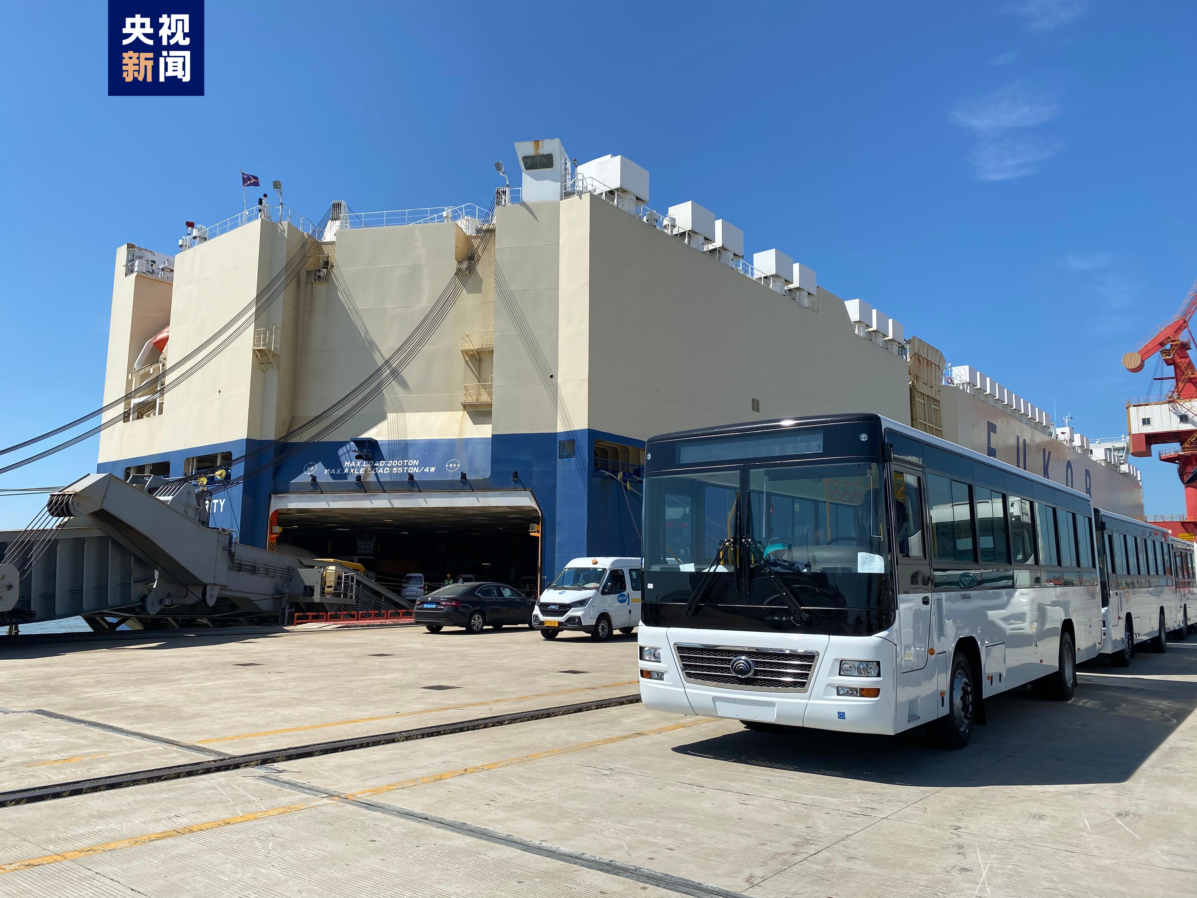 250辆国产大巴装船出口 上海南港码头汽车出口覆盖更多车型