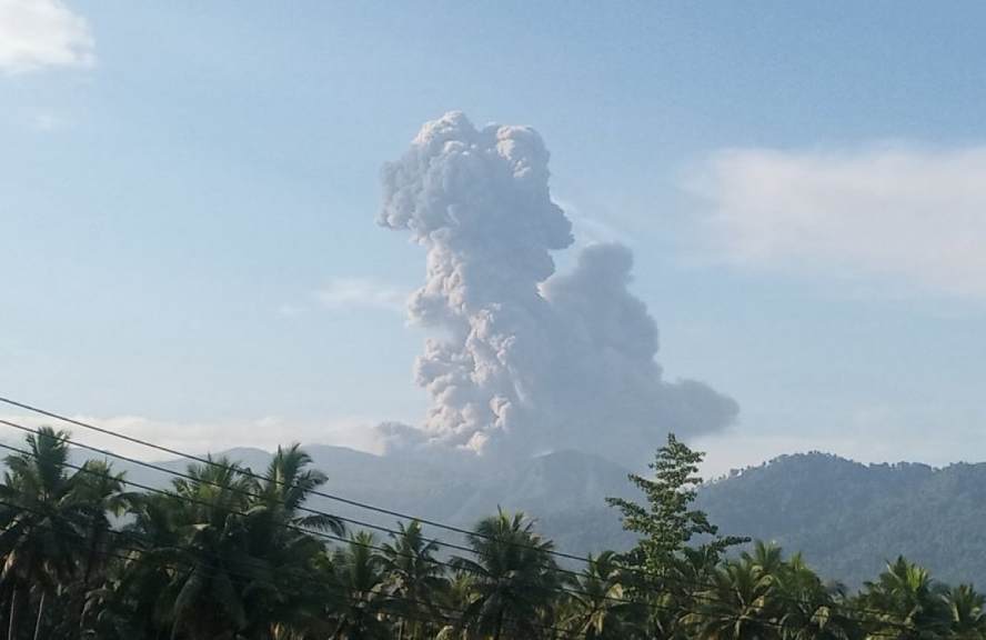 印尼杜科诺火山发生喷发 火山灰柱达1900米