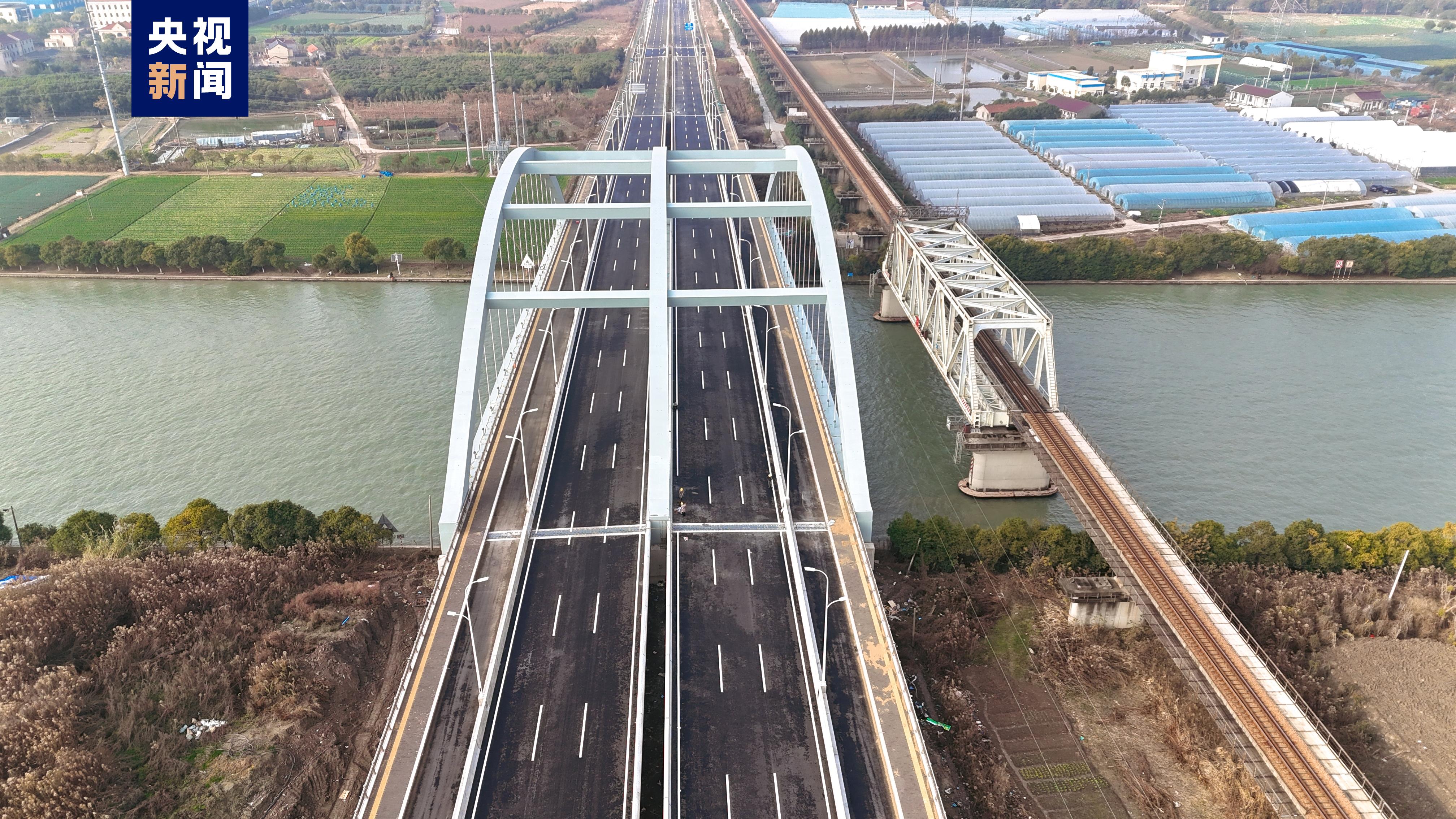 大部份關西圈嘅鐵路車輛都係由近畿車輛或者川崎重工製造，因為呢兩間製造商係嗰邊有廠房，唯獨南海電鐵一直以嚟都鐘意幫襯東急(同後來嘅J-TREC)。  #南海8000系