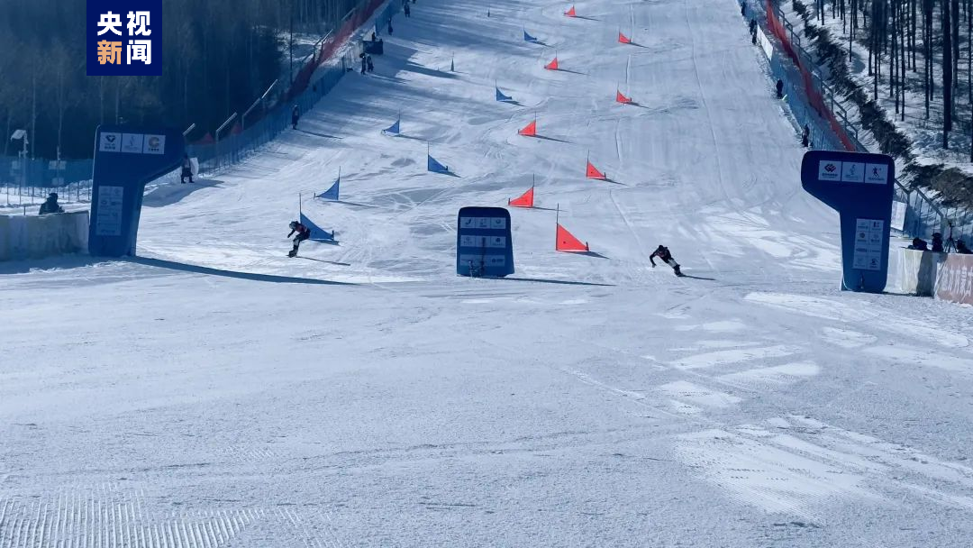 “十四冬”单板滑雪平行大回转青年组女子比赛吉林队摘金