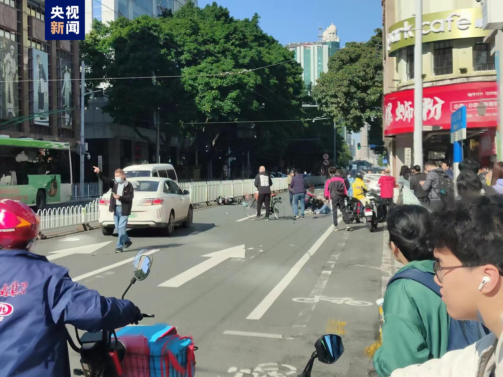 广州一轿车一口吻撞击众台车辆、电动车以及行人 变成众人受伤