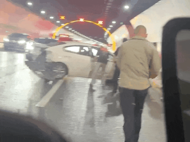 杭州一隧道轿车出车祸，短短几秒钟他们纷纷出手