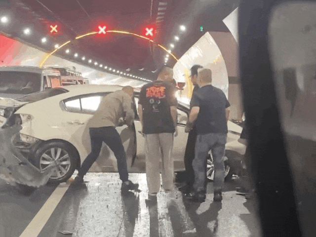 杭州一隧道轿车出车祸，短短几秒钟他们纷纷出手