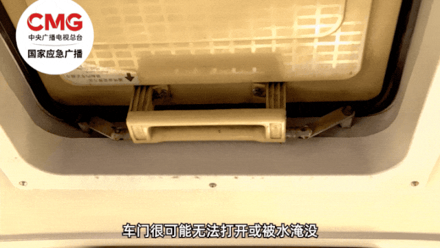 河南一双层公交被“削顶”！这些位置尽量别坐