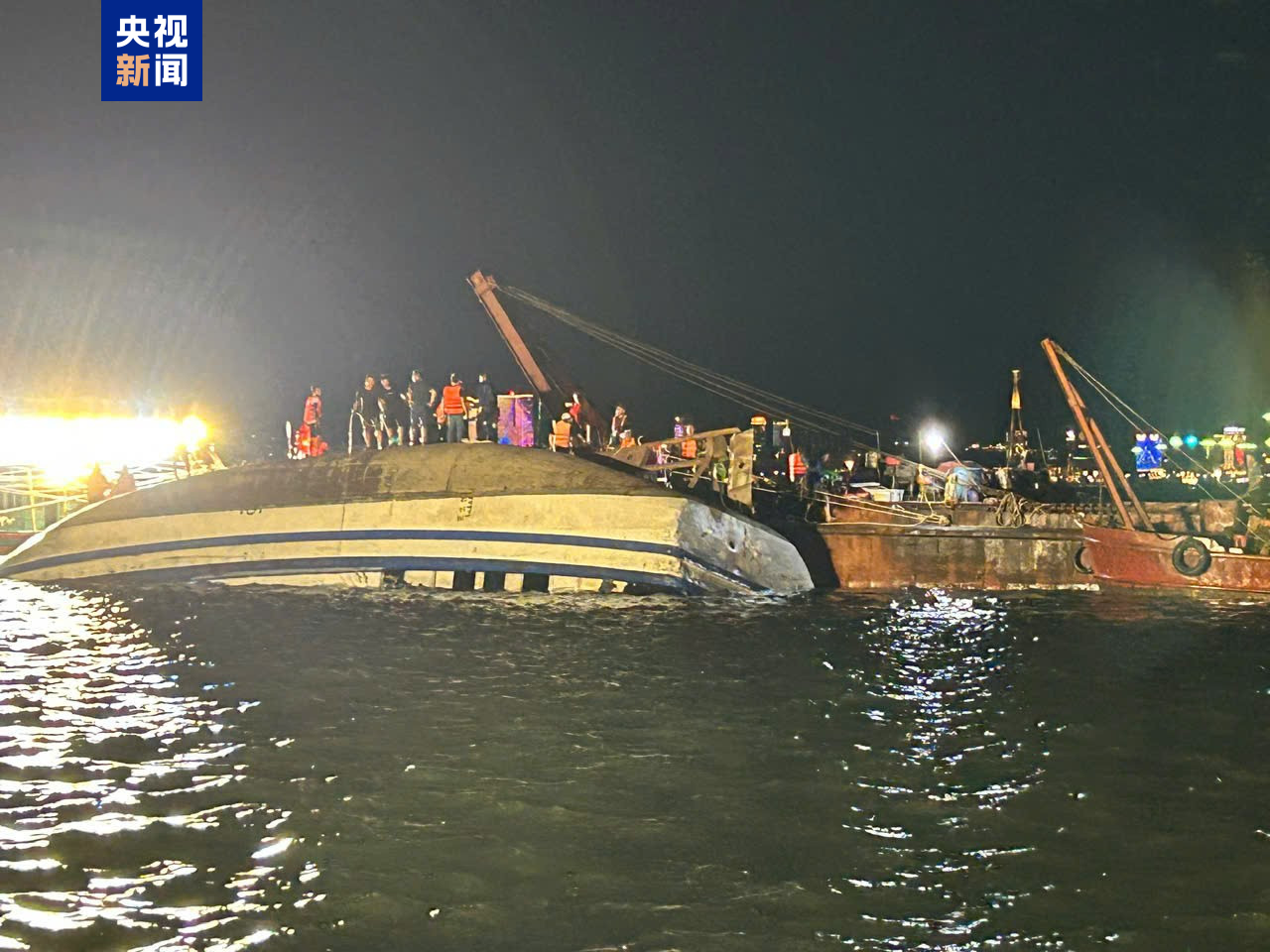 越南游船倾覆事件搜救结束 49名船上人员确认39人死亡