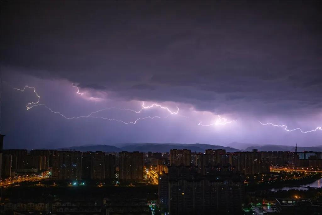 为何雷雨天咳嗽气短？雷雨后空气会更干净吗？警惕“雷暴哮喘”