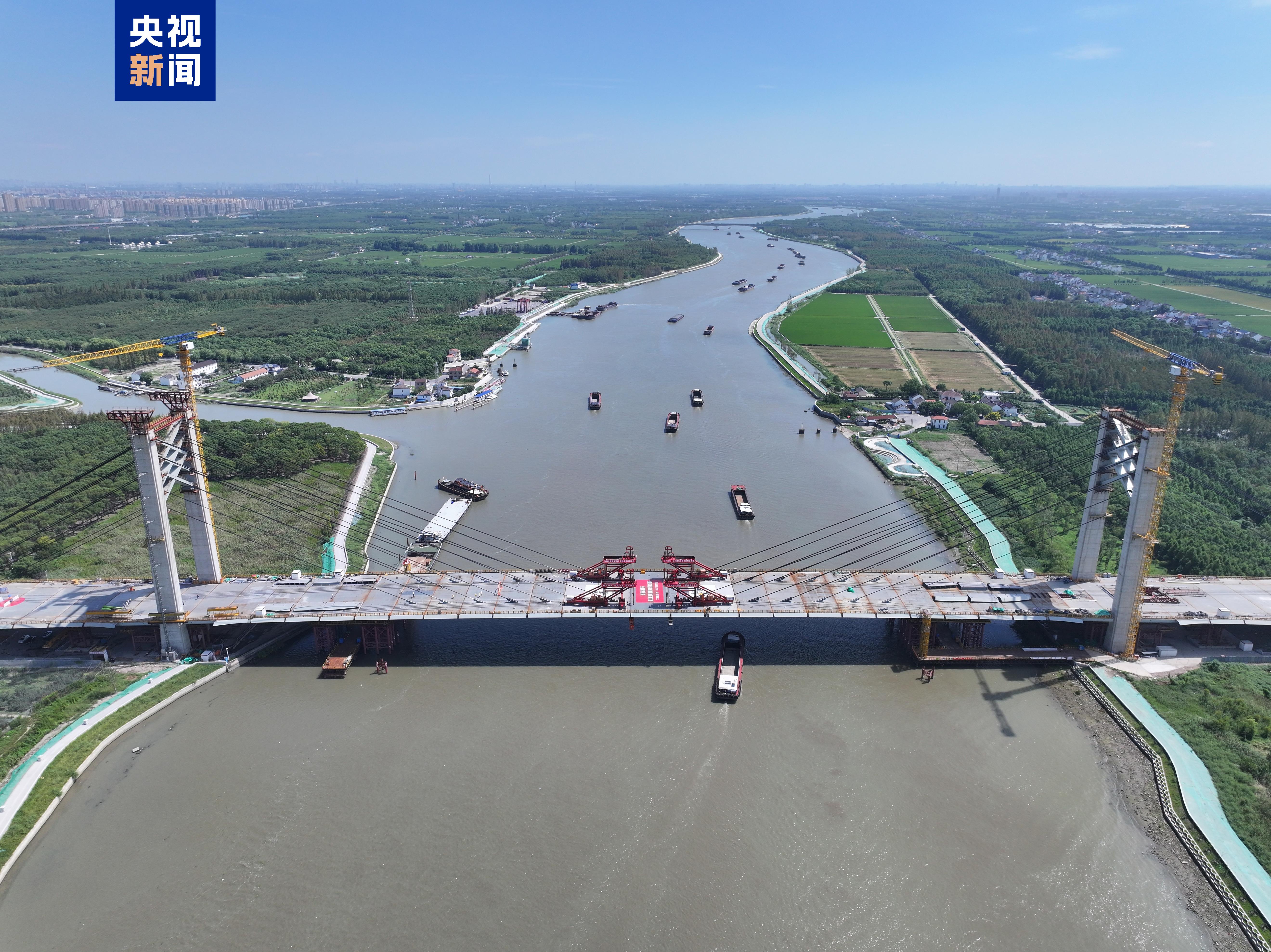 上海黄浦江上首座大跨径自锚式悬索桥合龙