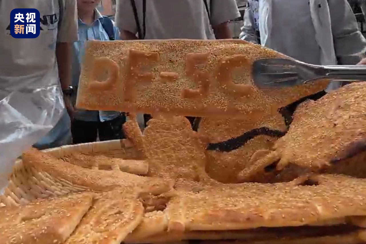 “东风-5C烧饼，吸引范围覆盖全网！”