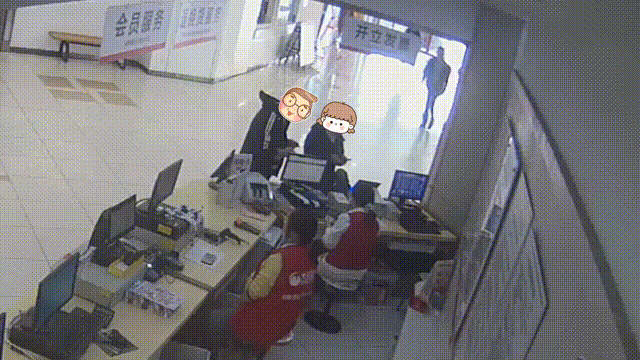 女子超市豪掷10万买购物卡 民警揭穿诈骗套路