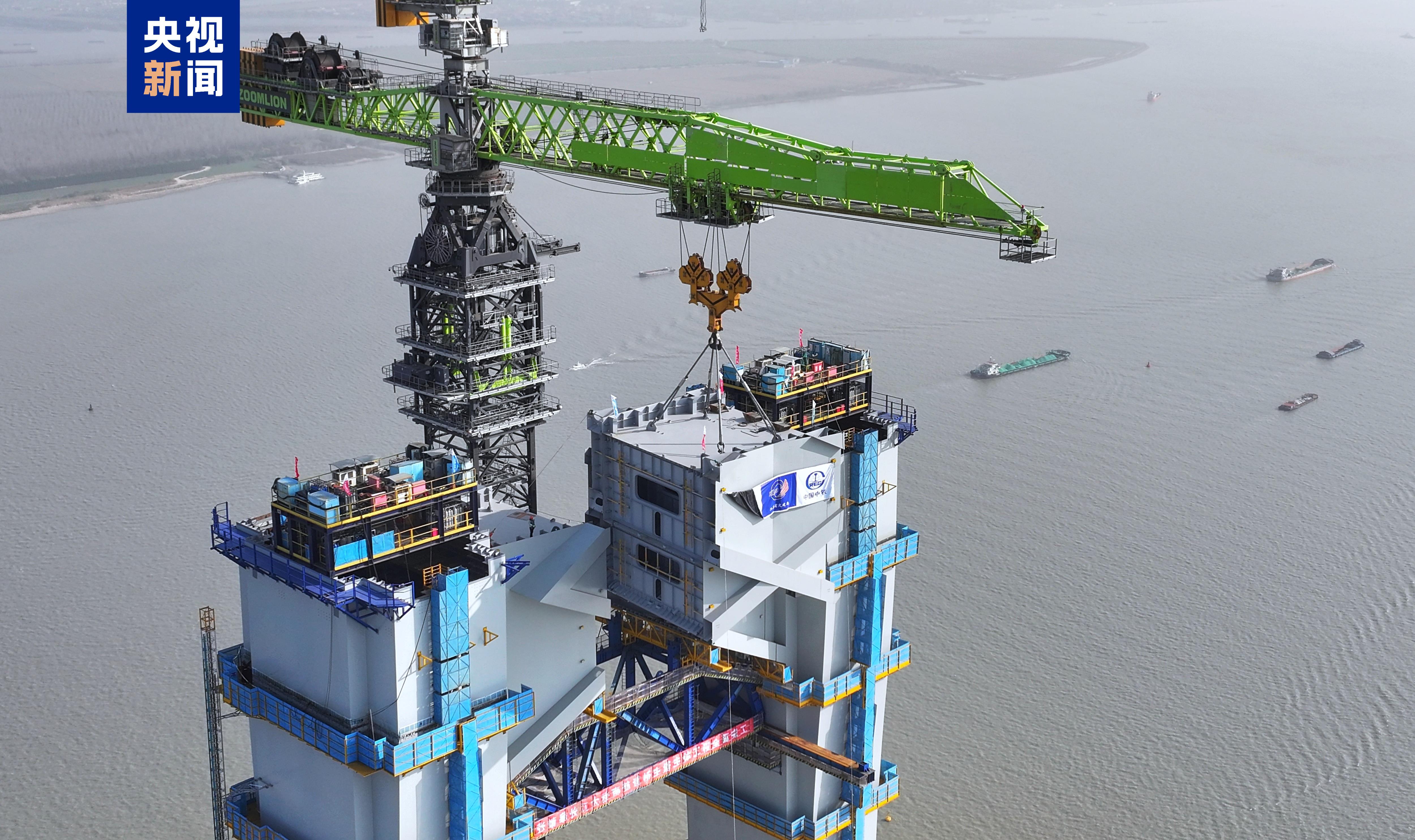 上横梁“云端合龙” 张靖皋长江大桥南主塔封顶