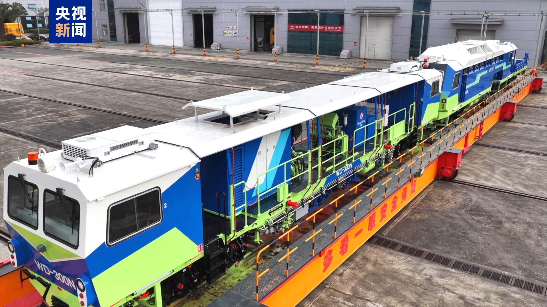 我国首次出口泰国的整套铁路大型养路施工车组在昆明下线验收