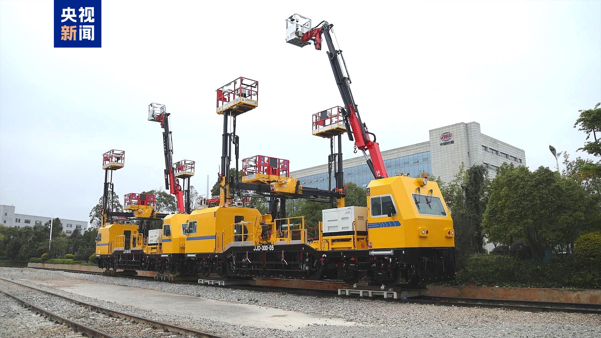 我国首次出口泰国的整套铁路大型养路施工车组在昆明下线验收