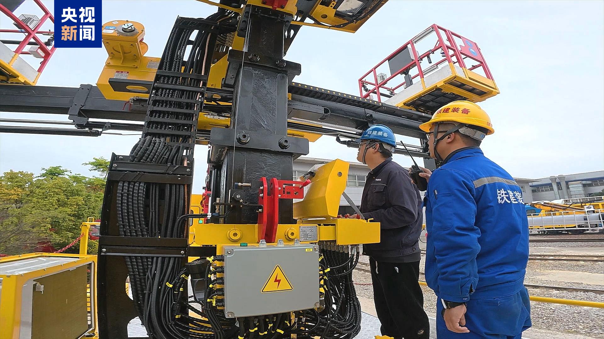 我国首次出口泰国的整套铁路大型养路施工车组在昆明下线验收