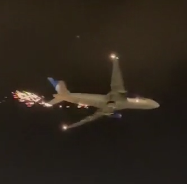 起飞后冒火星 美联航波音777客机紧急返航迫降