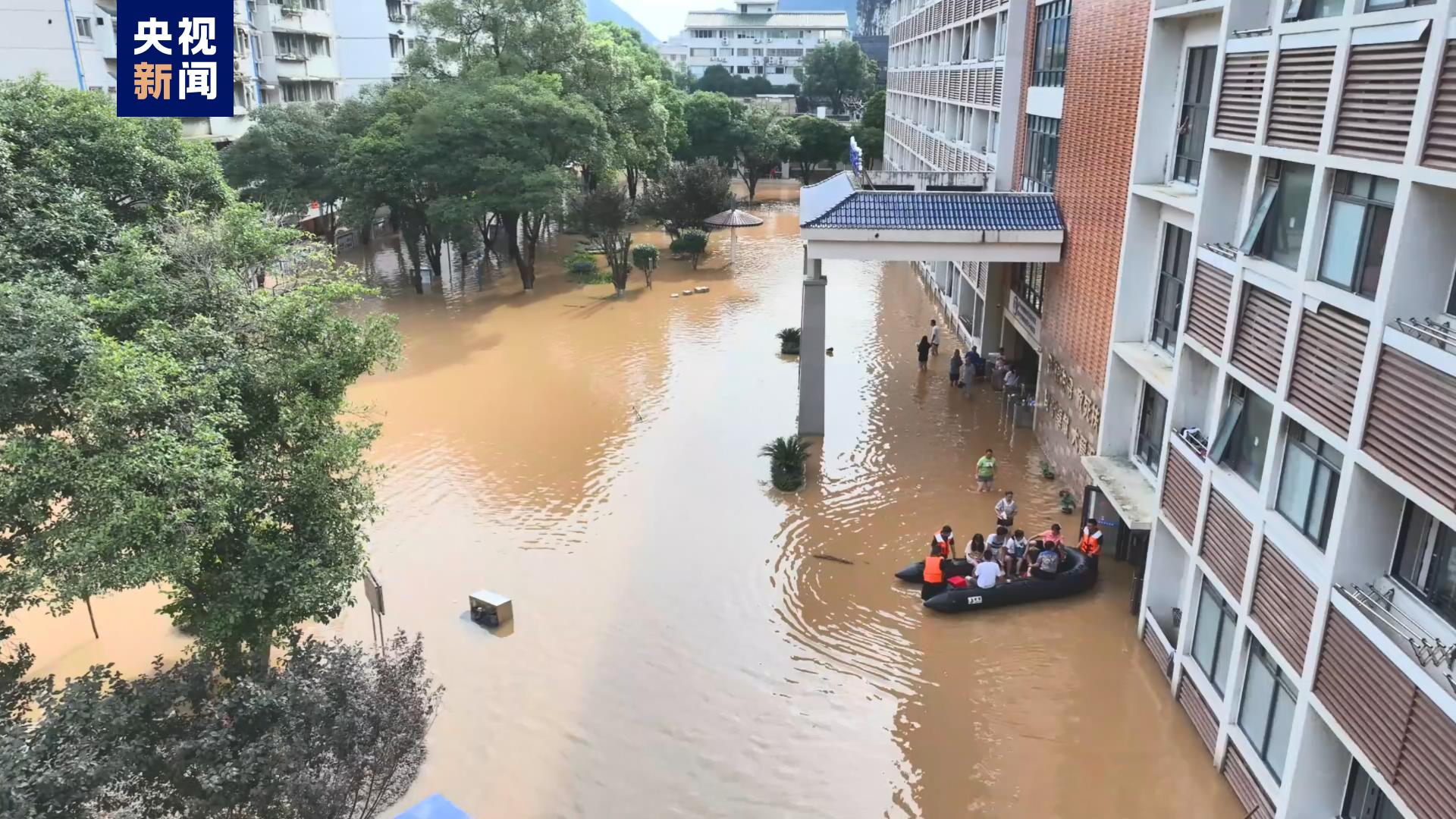 内涝 暴雨致广西桂林一医院内涝武警官兵紧急转运2000余人次