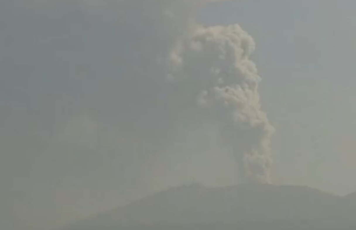 日本新燃岳火山喷发 火山灰柱高达5000米