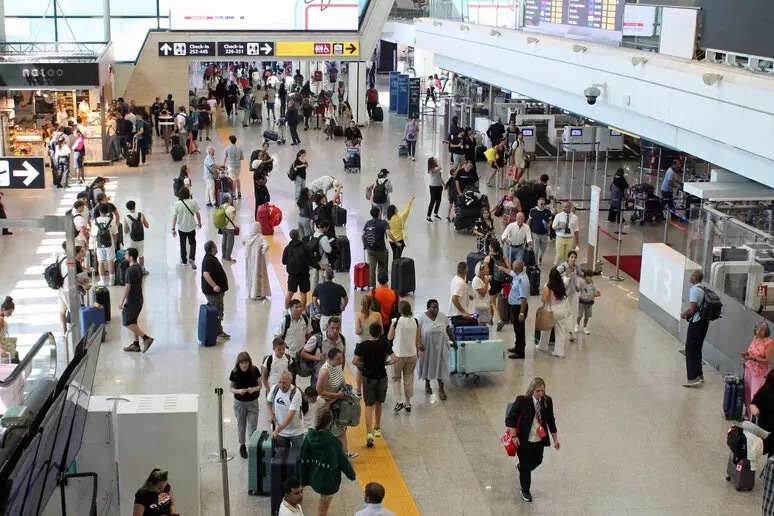 收到炸弹警报 美国航空一飞机改道意大利-华闻时空