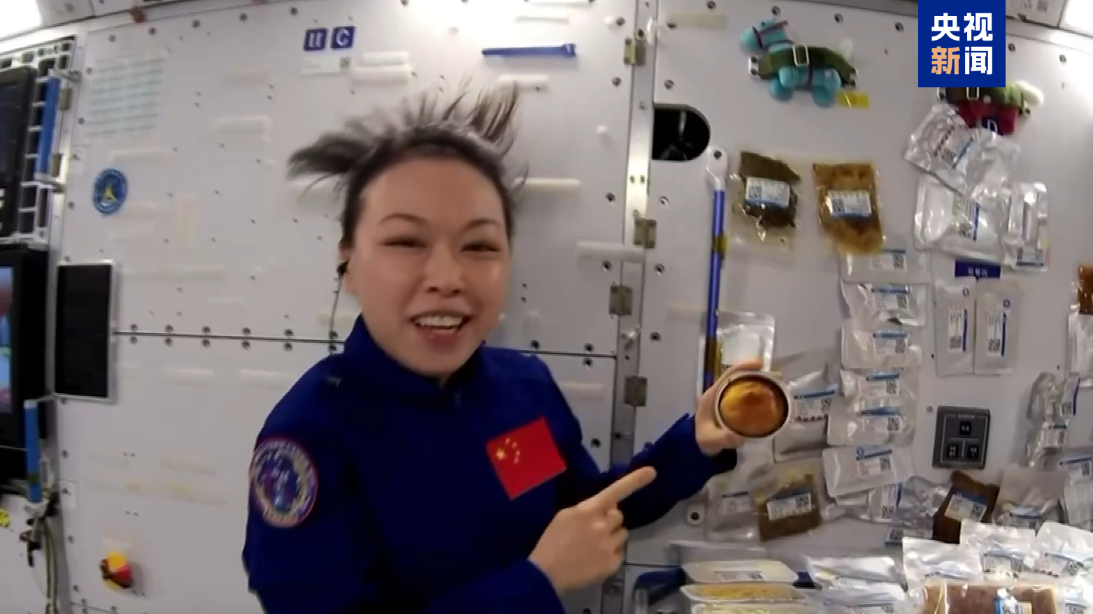 隔着屏幕都能闻到香味！航天员在太空烤上了小蛋糕
