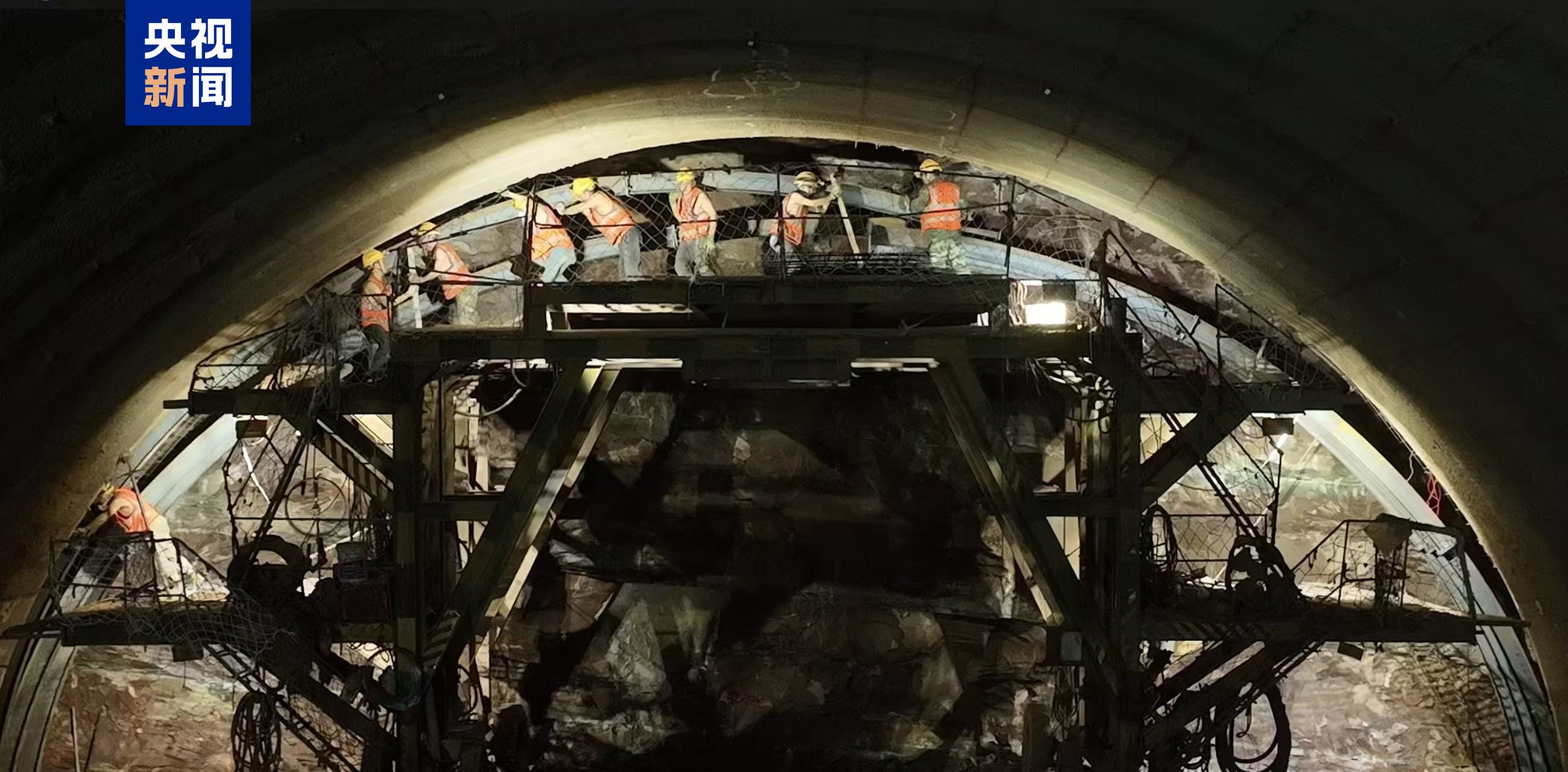 京昆高速汉广扩容项目万家隧道贯通