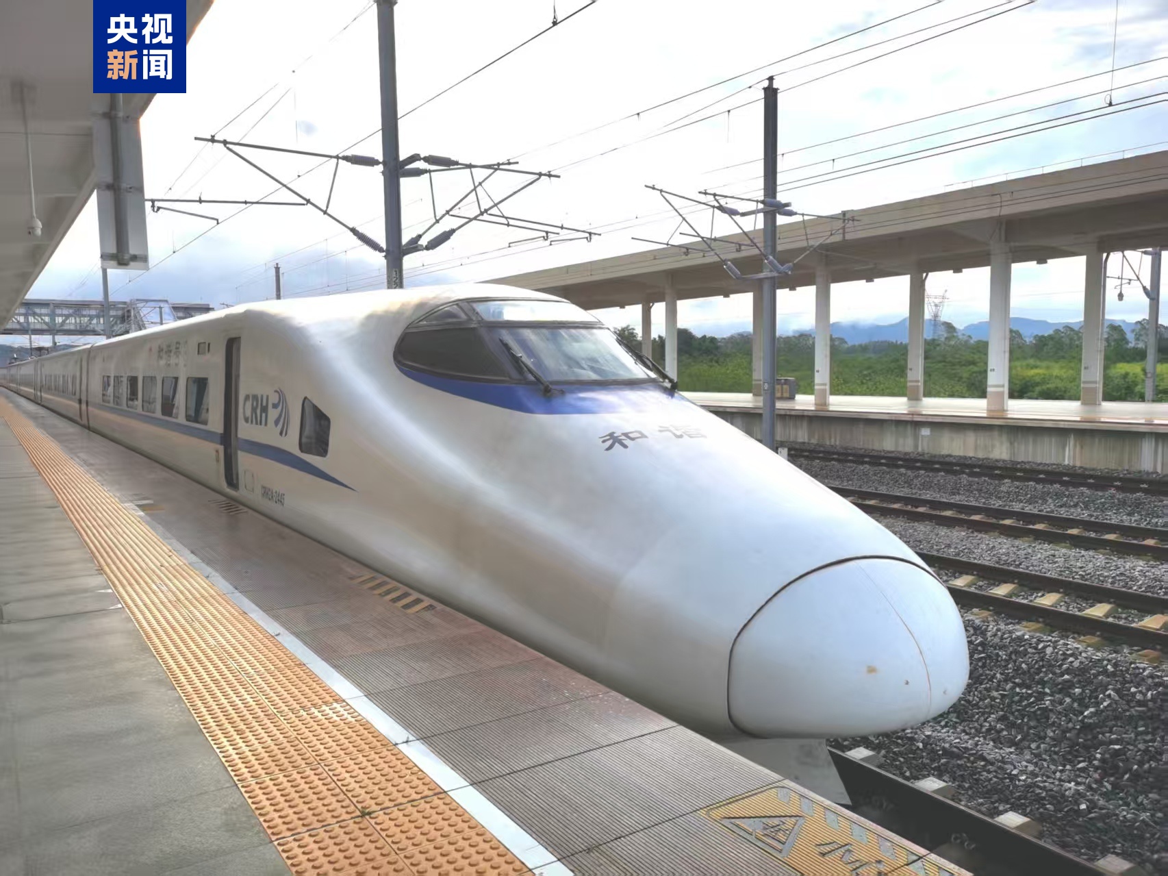 开通运营“倒计时” 南凭高铁崇凭段开始满图试运行