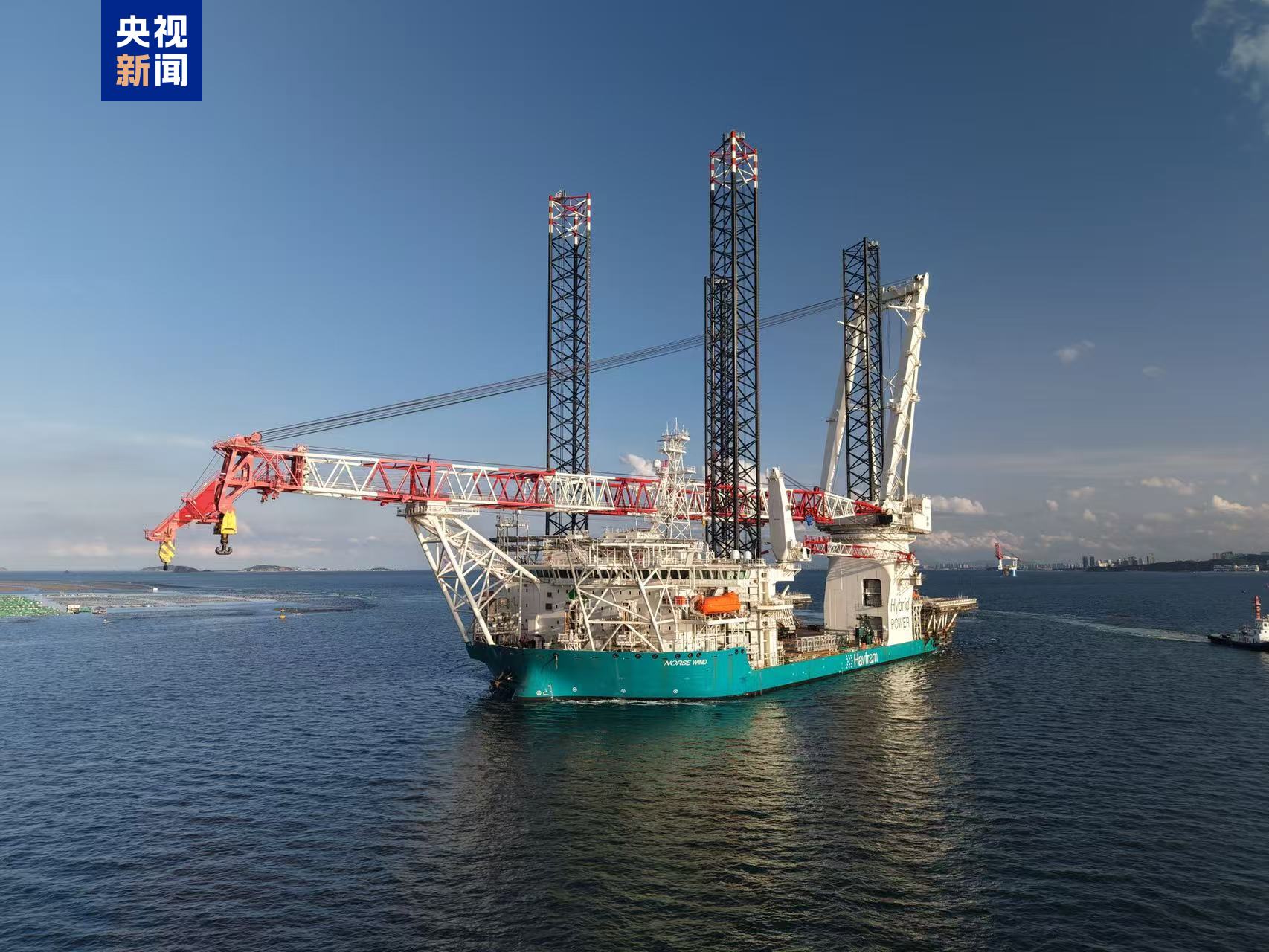 全球首座吊装吨位最大全直流风电安装船在山东烟台交付