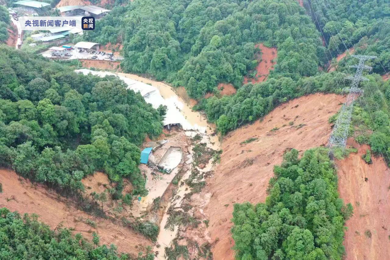 福建龙岩武平暴雨引发山体滑坡造成一厂房倒塌现场有人员伤亡