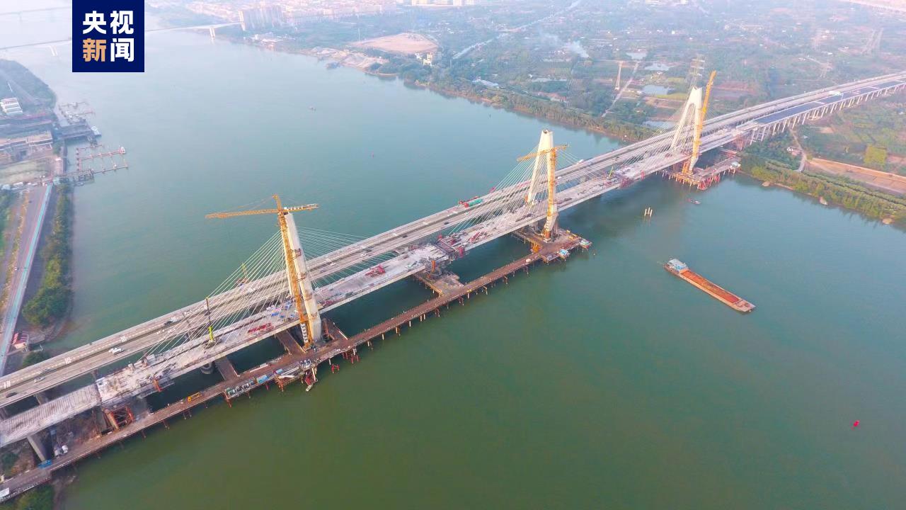 中江高速公路改扩建项目西江特大桥主桥合龙图片