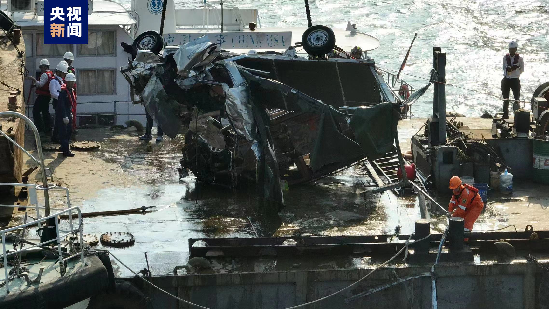 广州南沙沥心沙大桥被撞断 最新救援转机：两辆落水车辆已十足吊起