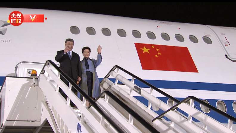 独家视频丨习近平步出舱门 塞尔维亚总统武契奇夫妇在机场热情迎接