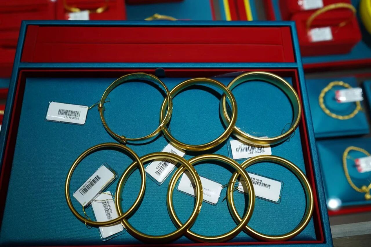 女子一口气购买130克黄金!店主报警