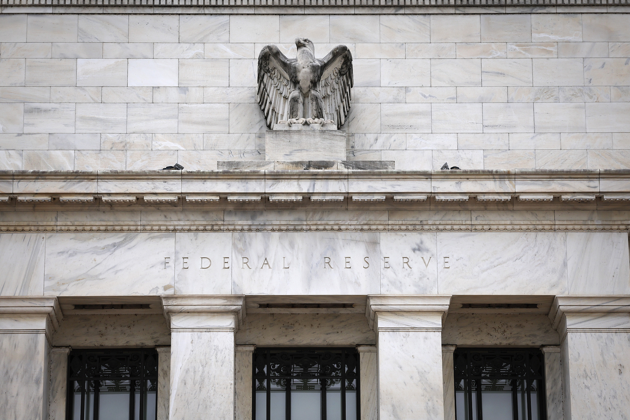 美联储维持联邦基金利率目标区间不变 年内或有三次降息