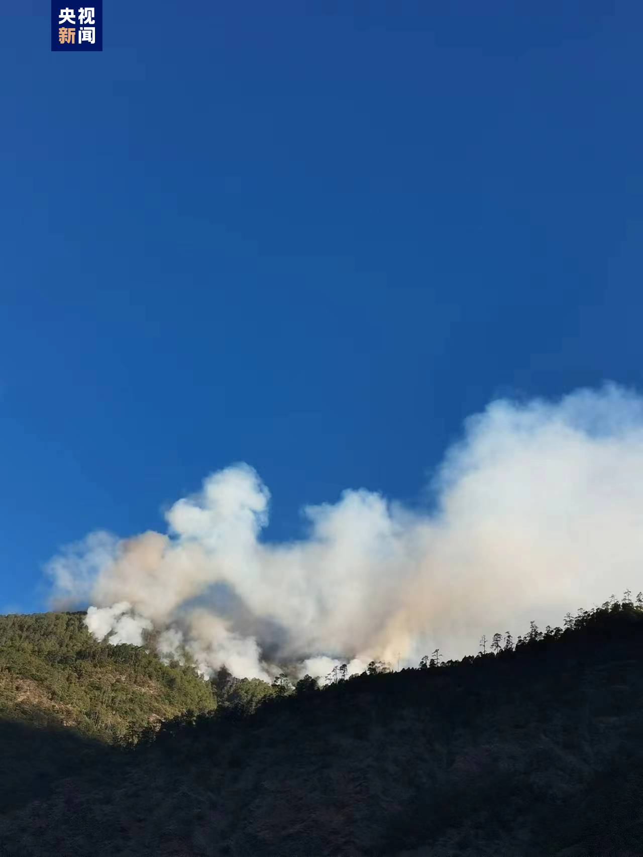 四川木里发生森林火灾 900余人5架直升机参与扑救