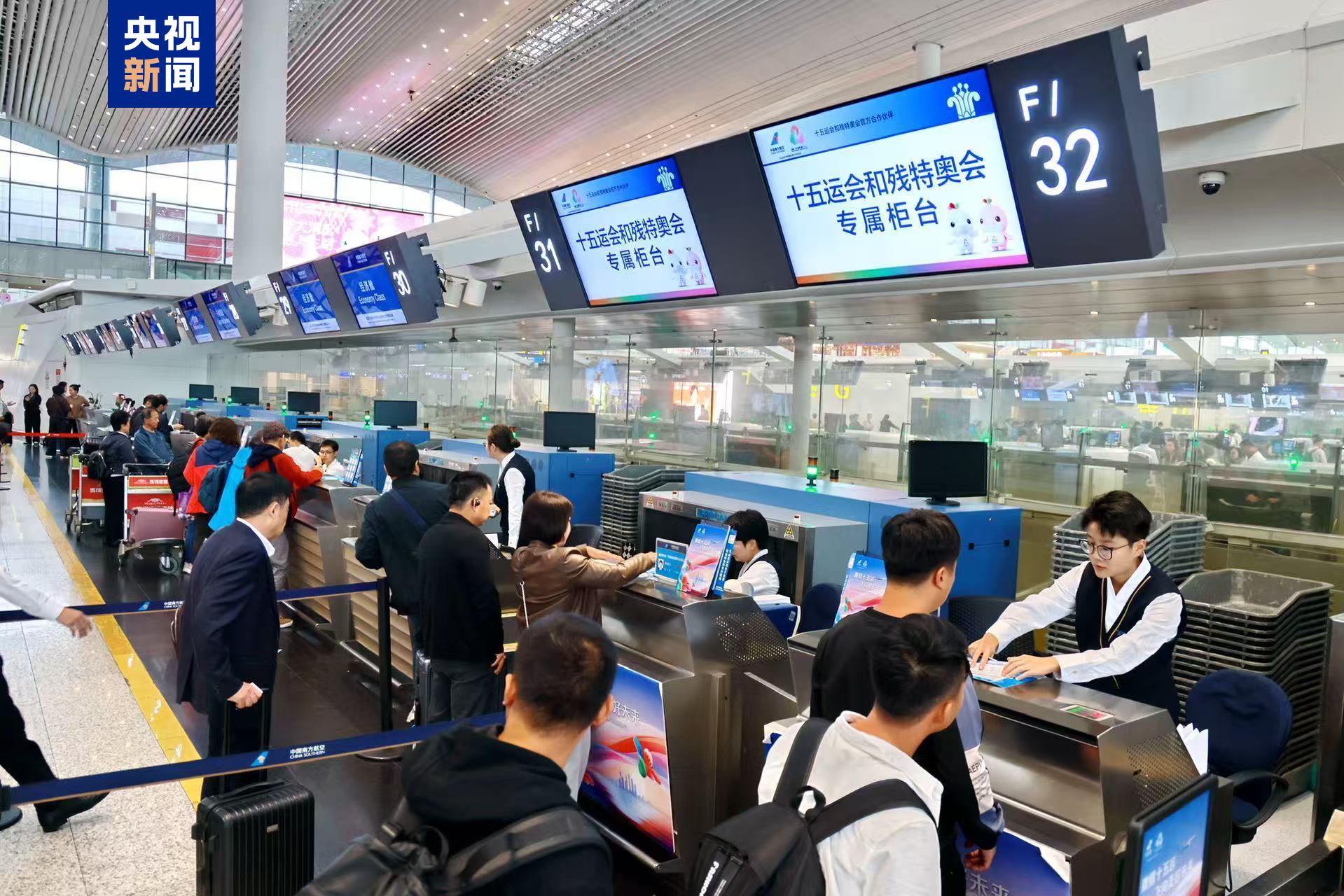 国内首架C919十五运会主题彩绘飞机首航