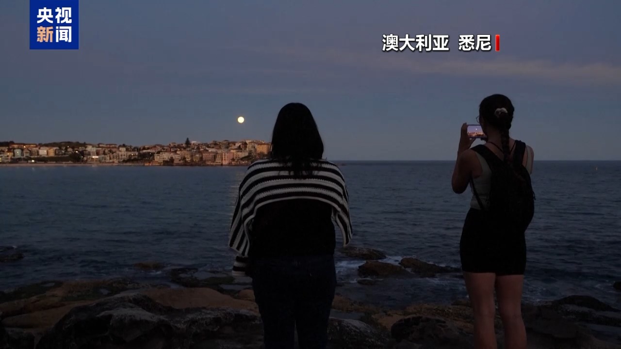 “超级月亮”现身全球多地天宇