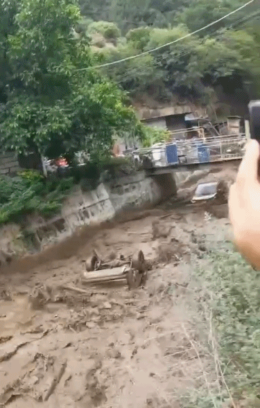 四川雅江突发泥石流 事发路段已采取交通管制措施