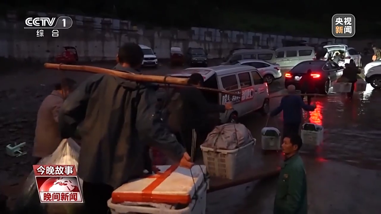 运菜出去运“财”进来 “背篓航线”65年的温情陪伴