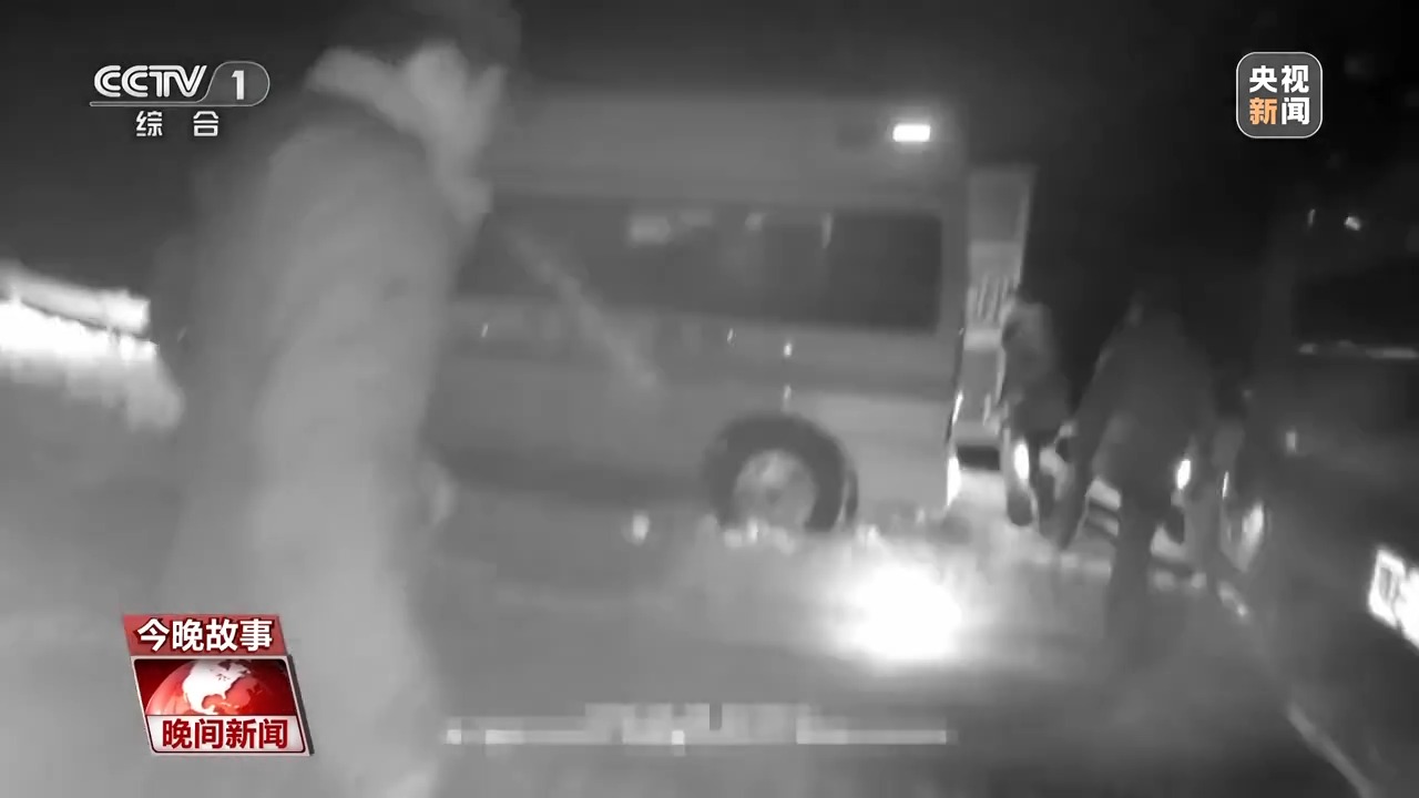 当雨雪冰冻天气遇上春运 这些身影“翻山”而来温暖回家路