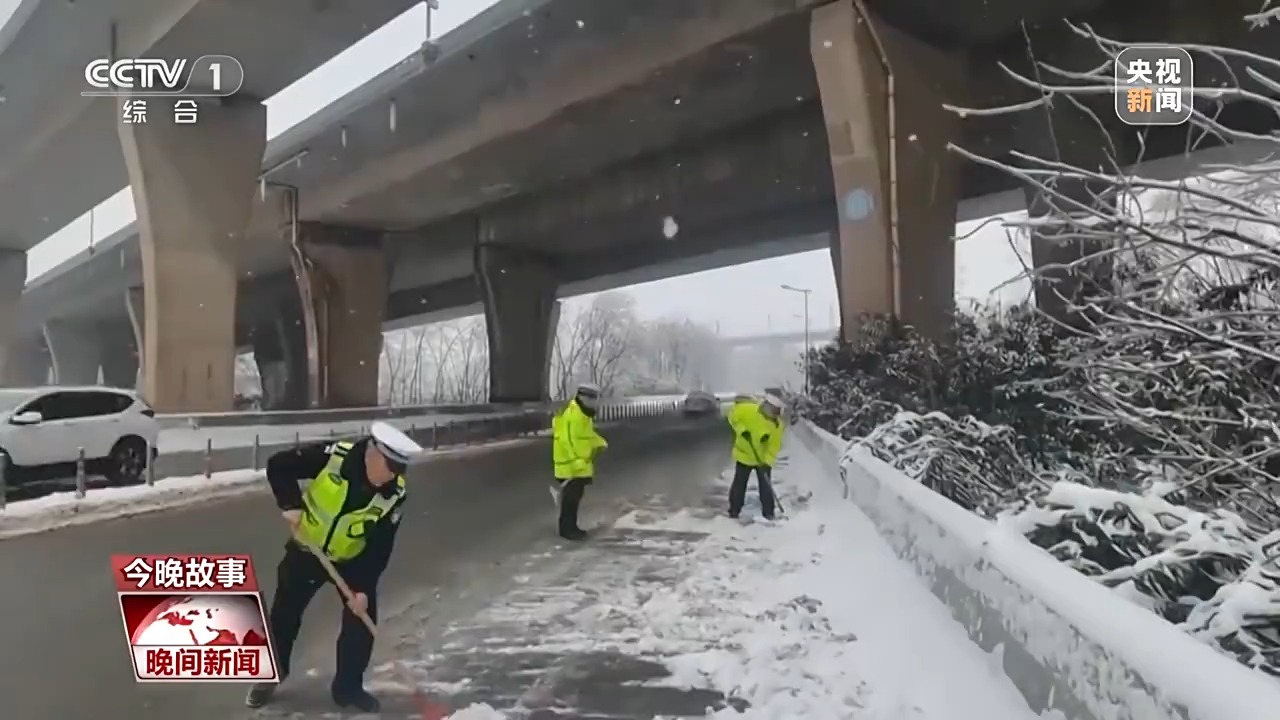 当雨雪冰冻天气遇上春运 这些身影“翻山”而来温暖回家路