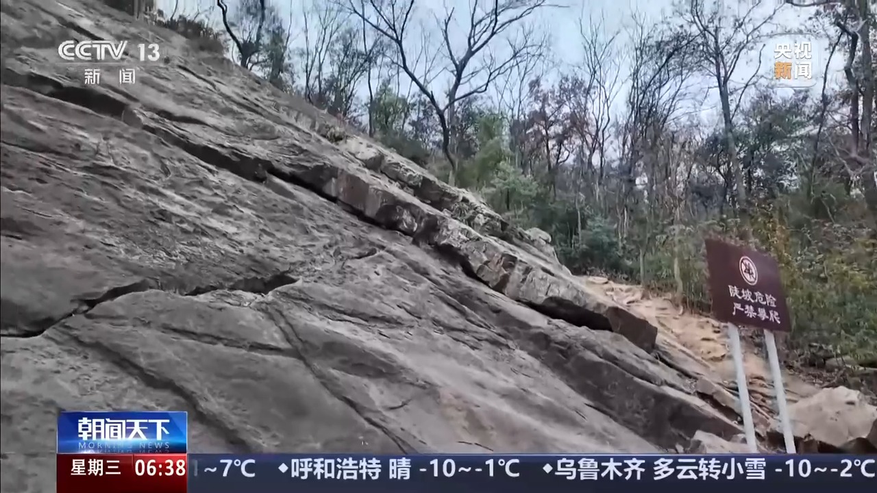 无视提醒 家长竟带娃野爬“绝望坡”练胆